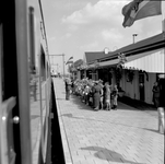 839941 Afbeelding van de ontvangst van de feesttrein door schoolkinderen op het perron van het N.S.-station Anna ...